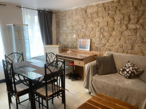 EXIGEHOME-Grand Studio en plein centre de Saint Germain en Laye